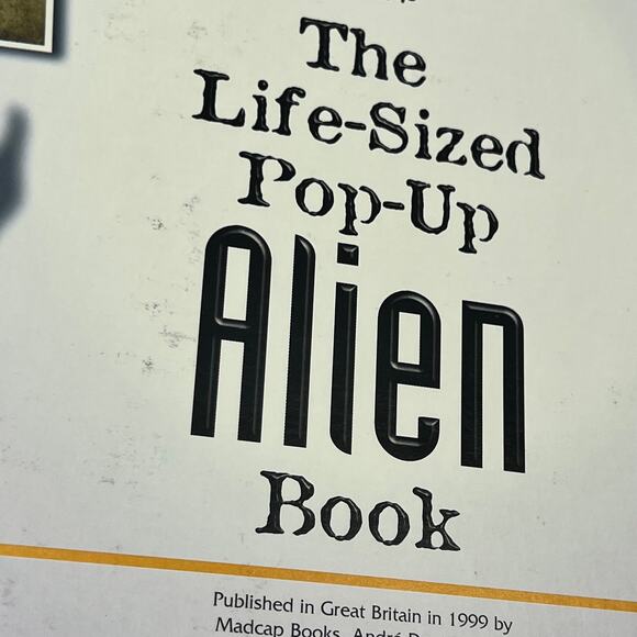 The Life-Sized Pop-Up Alien Book by David Hawcock - Picture 2 of 4